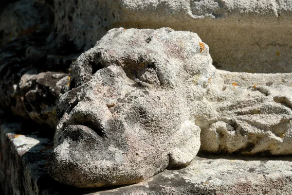 Antigua lápida con un cráneo de piedra —  Fotos de Stock