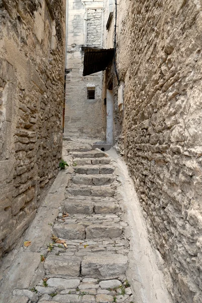 Strada stretta nella città medievale Gordes, Francia meridionale — Foto Stock