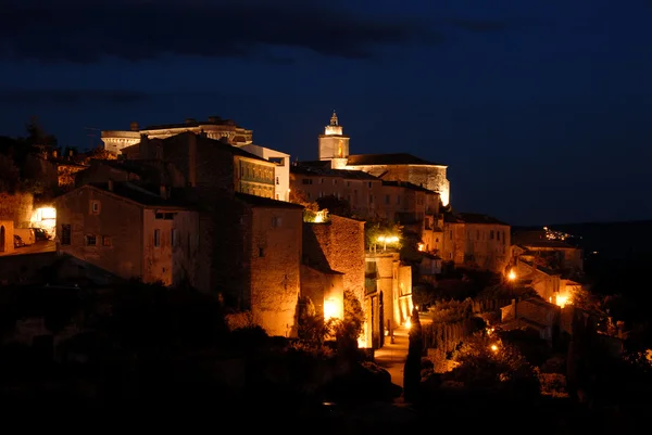Gordes město v jižní Francii v noci osvětlené — Stock fotografie
