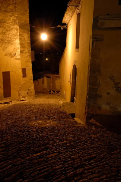 Узкая улица в средневековом городе Горд, южная Франция — стоковое фото