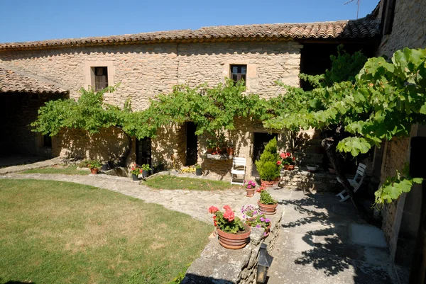 Binnenplaats van een landelijk huis in de provence, Frankrijk — Stockfoto