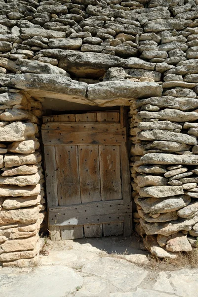 Дверь в средневековую хижину бори на юге Франции — стоковое фото