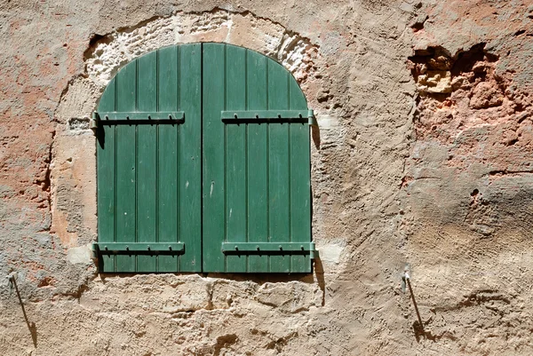 Muur met groene venster in roussillon Frankrijk — Stockfoto