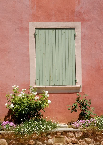Fenster und Blumen in roussillon, Frankreich — Stockfoto