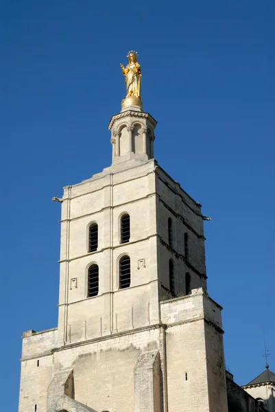 Aranyozott szobra a Szűz Mária, a templom Avignon, Franciaország — Stock Fotó