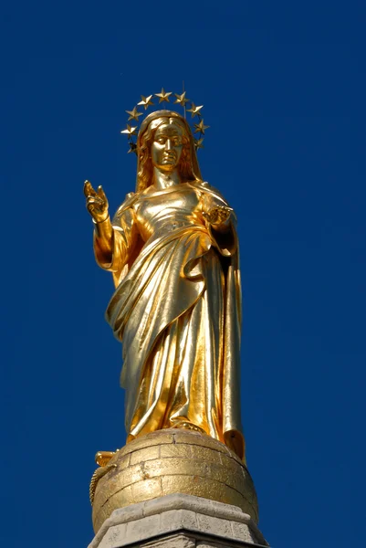 Statua dorata della Vergine Maria nella Cattedrale di Avignone, Francia — Foto Stock
