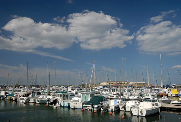 Marina in Frans stadje aan de Middellandse Zeekust — Stockfoto