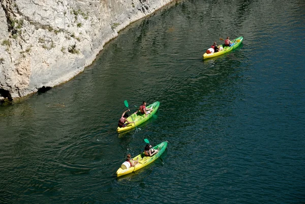 Kayak sur la rivière Gard dans le sud de la France près de Nîmes — Photo