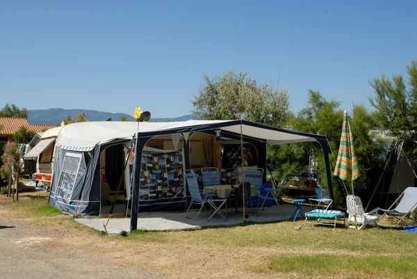 Roulotte in campeggio nel sud della Francia — Foto Stock