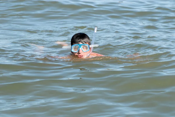 Άνθρωπος snorkeling στη θάλασσα — Φωτογραφία Αρχείου