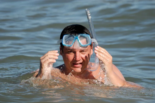 Homme plongée en apnée dans la mer — Photo