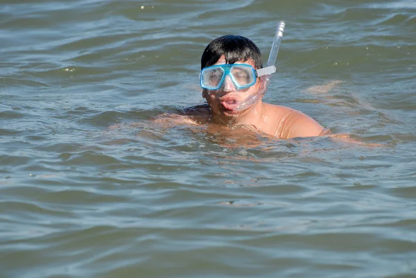 Άνθρωπος snorkeling στη θάλασσα — Φωτογραφία Αρχείου
