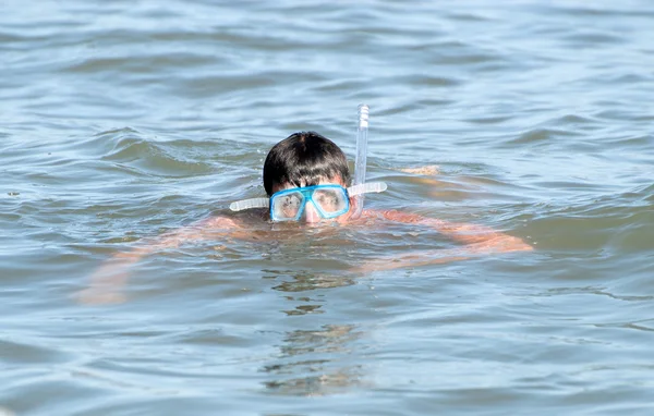Muž šnorchlování v moři — Stock fotografie