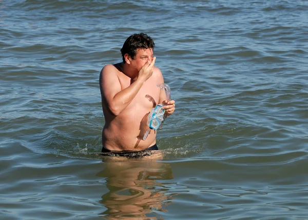 L'homme après la plongée en apnée dans la mer — Photo