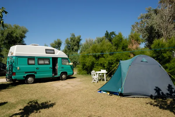 フランスのキャンプ場に駐機している小さな欧州キャンピングカー — ストック写真