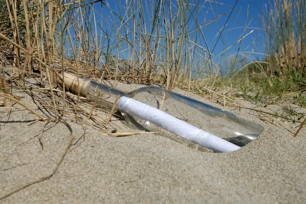 해변에 있는 병에 담긴 메시지 — 스톡 사진