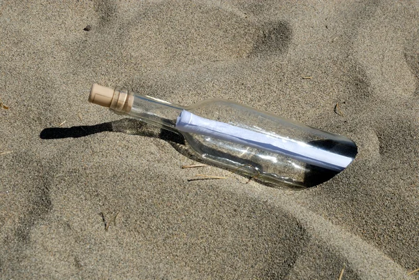 Messaggio in bottiglia sulla spiaggia — Foto Stock