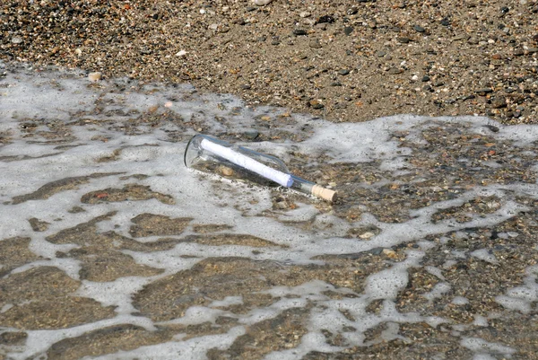上海滩的瓶子中的消息 — 图库照片
