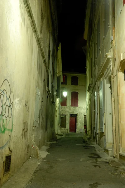 Úzká ulice svítí v noci, arles Francie — Stock fotografie