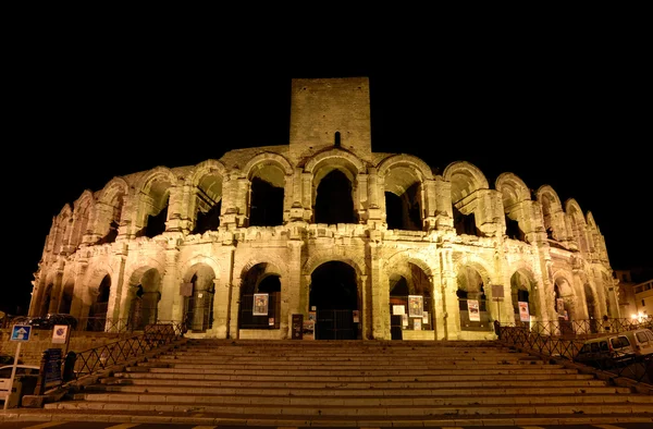 照亮在晚上，法国南部阿尔勒的古罗马竞技场 — 图库照片