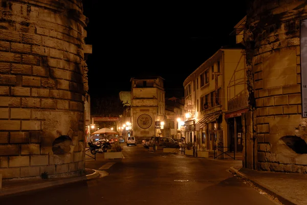 Straat in arles verlicht 's nachts, Frankrijk — Stockfoto