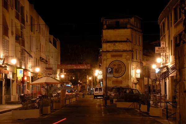 Οδός στην Αρλ, Νότια Γαλλία, φωτίζεται τη νύχτα — Φωτογραφία Αρχείου