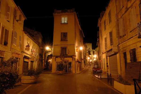 Escena callejera por la noche en Arles, sur de Francia — Foto de Stock