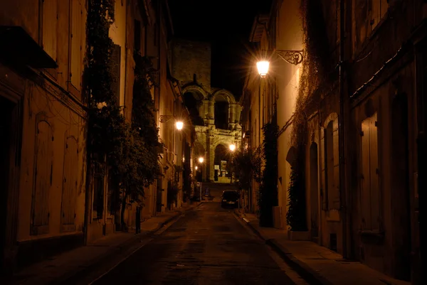 Ulice, která vede k římské arény, arles jižní Francie — Stock fotografie