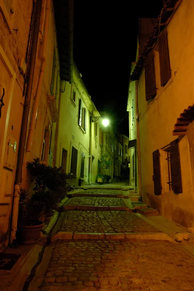 Úzké ulice v noci, osvětlené arles jižní Francie — Stock fotografie