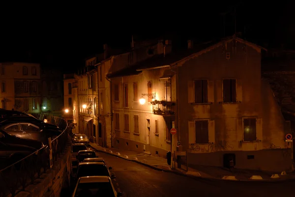 Уличная сцена в Арле ночью, юг Франции — стоковое фото