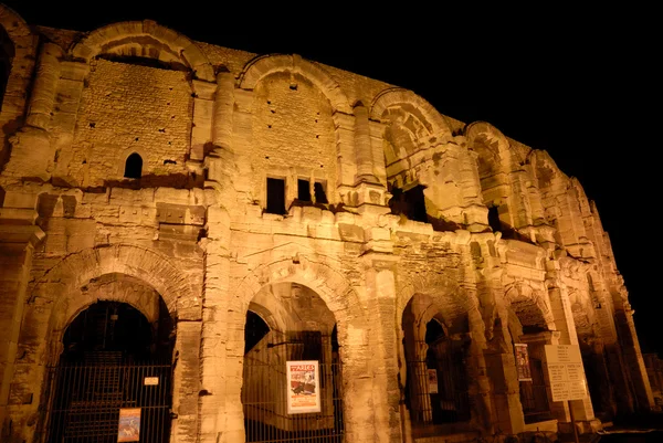 在晚上，阿尔勒，法国南部照亮的古罗马竞技场 — 图库照片