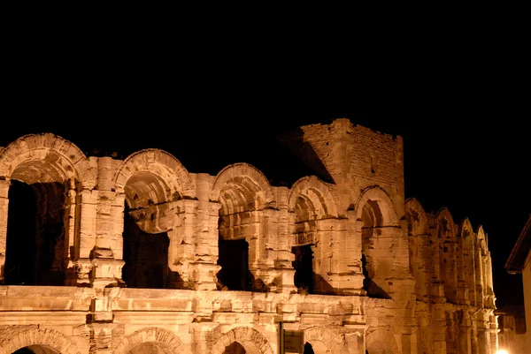 Arena romana illuminata di notte, Arles sud della Francia — Foto Stock