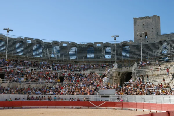 Nézők, a római arénában: Arles, Franciaország — Stock Fotó