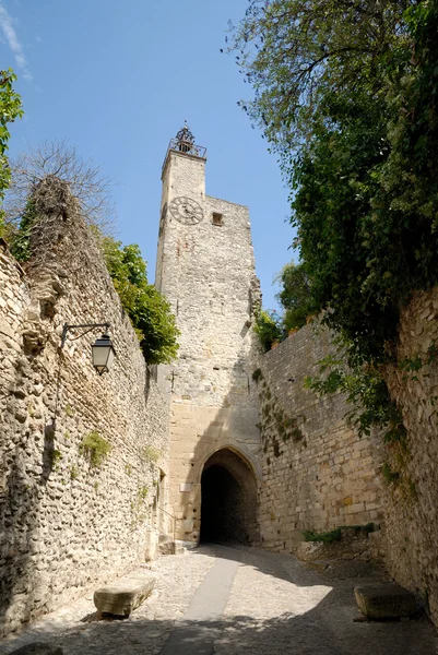 Wieża w mieście vaison-la-romaine, Francja — Zdjęcie stockowe