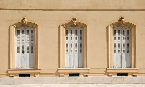 Три окна замка во Франции — стоковое фото