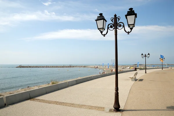 Strandpromenaden i saintes-maries-de-la-mer, Frankrike — Stockfoto