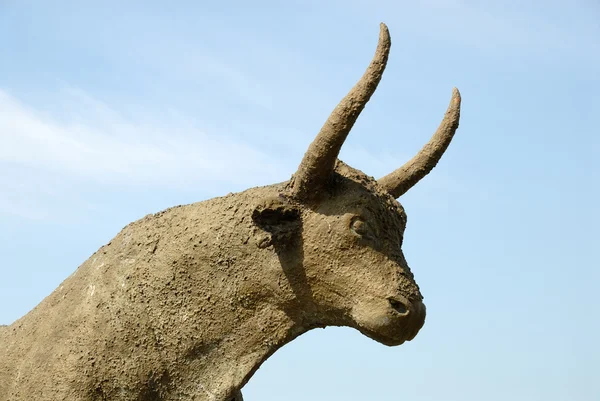 Statue of a bull in Saintes-Maries-de-la-Mer, France — Stockfoto
