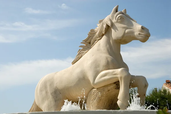 Staty av vita camargue häst i saintes-maries-de-la-mer, Frankrike — Stockfoto
