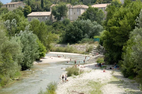 Rzeka ouveze w mieście vaison-la-romaine, Francja — Zdjęcie stockowe
