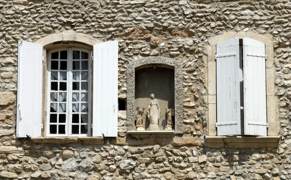 Windows w mieście vaison-la-romaine, Francja — Zdjęcie stockowe