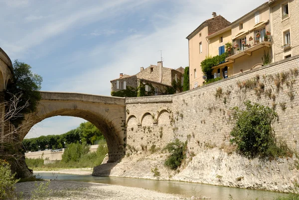 Roman bridge in Vaison la Romaine, France — Stock Photo, Image