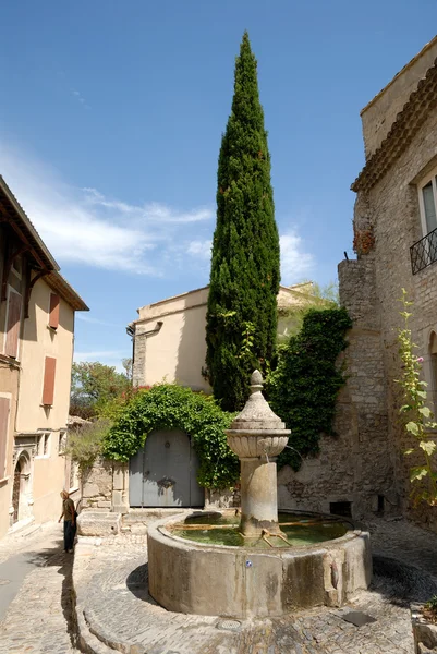 Kleine fontein in vaison-la-romaine, Zuid-Frankrijk — Stockfoto