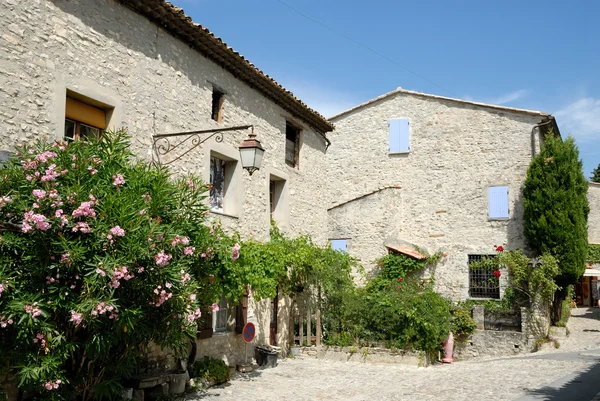 Domy ve městě vaison-la Romaine, jižní Francie — Stock fotografie