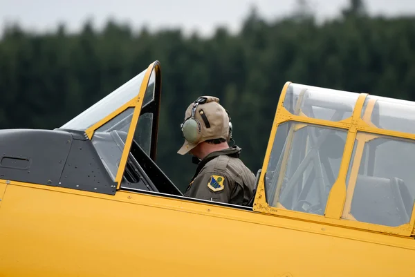 Piloot van een retro vliegtuig — Stockfoto