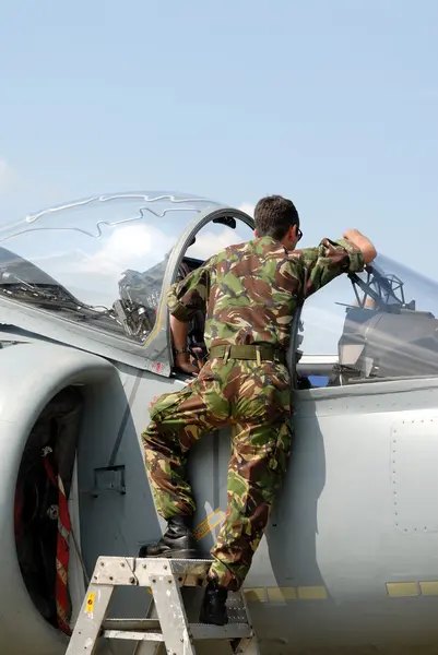 Pilote de jet vérifiant le poste de pilotage — Photo