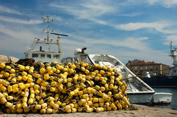 Giallo volato e un peschereccio da traino nel porto — Foto Stock