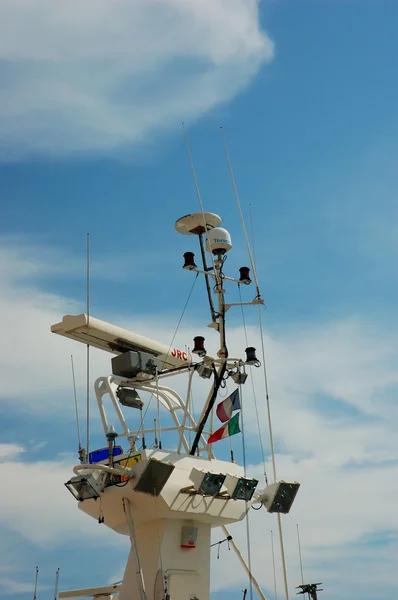Корабельная башня с радаром — стоковое фото