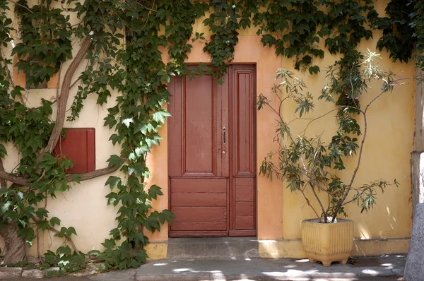 Tür in einem kleinen Haus in Südfrankreich — Stockfoto