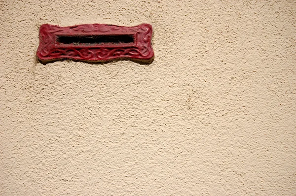 Ranura de la letra roja en la pared — Foto de Stock