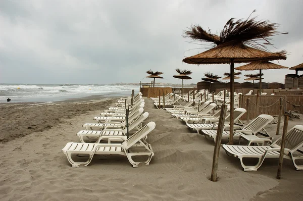 Liegestühle am Strand im Sturm — Stockfoto